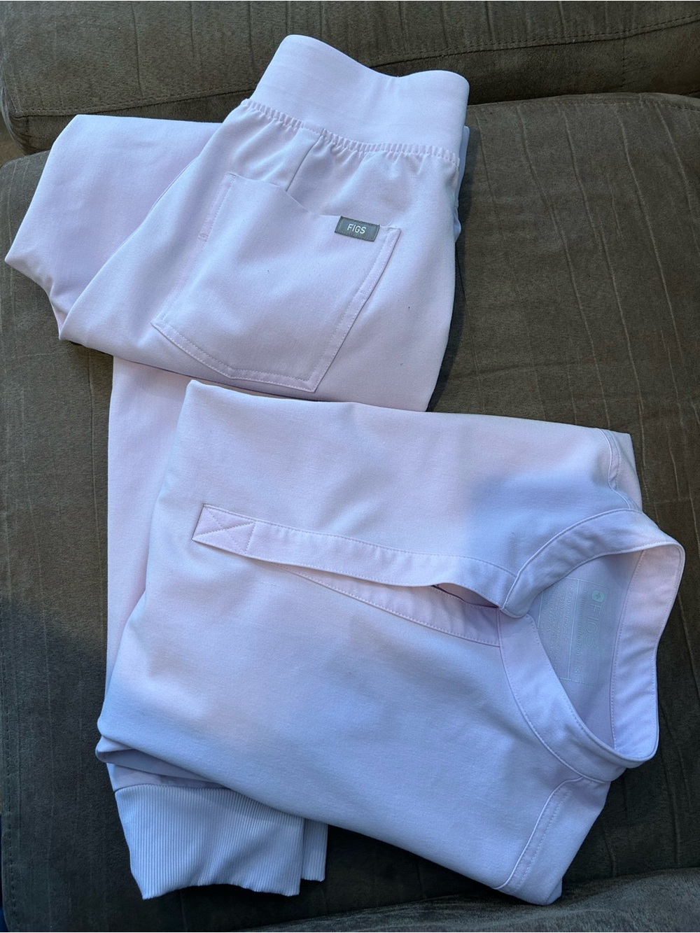 FIGS Lilac women’s scrub set